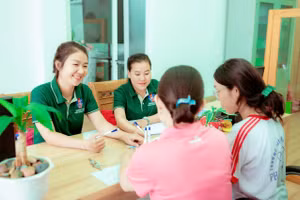 Bộ phận tuyển sinh Trường THPT Trần Nhân Tông (quận Bình Tân) tư vấn cho phụ huynh và học sinh.