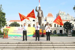 Lãnh đạo TPHCM phất cờ, phát lệnh cho 28 xe diễu hành qua các tuyến phố, lan tỏa tinh thần học tập suốt đời.