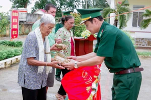 BĐBP TP Cần Thơ tặng quà cho các hộ dân có hoàn cảnh khó khăn.