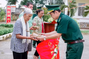 BĐBP TP Cần Thơ tặng quà cho các hộ dân có hoàn cảnh khó khăn.