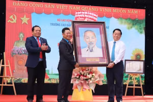 Trưởng Ban Tuyên giáo Trung ương Nguyễn Trọng Nghĩa tặng chân dung Chủ tịch Hồ Chí Minh cho Ban Giám hiệu Trường cao đẳng quốc tế Lilama 2.