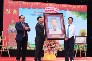 Trưởng Ban Tuyên giáo Trung ương Nguyễn Trọng Nghĩa tặng chân dung Chủ tịch Hồ Chí Minh cho Ban Giám hiệu Trường cao đẳng quốc tế Lilama 2.