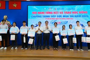 Thí sinh nhận học bổng "Tiếp sức mùa thi".