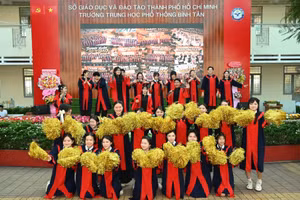 Tiết mục biểu diễn của học sinh Trường THPT Bình Tân tại buổi lễ.