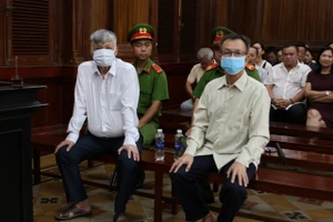 Bị cáo Nguyễn Công Khế (trái) và Nguyễn Quang Thông (phải). Ảnh: T.Thái.