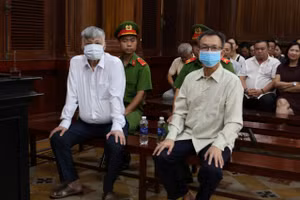 Bị cáo Nguyễn Công Khế (trái) và Nguyễn Quang Thông (phải). Ảnh: T.Thái.