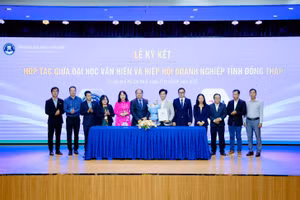 Đại diện Trường Đại học Văn Hiến ký kết hợp tác với doanh nghiệp.