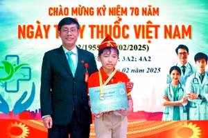 Thành tích này không chỉ phản ánh khả năng toán học vượt trội của em mà còn là kết quả của sự tận tâm, hỗ trợ nhiệt tình từ các thầy cô giáo tại Trường Tiểu học Quốc tế Nam Việt cùng với gia đình luôn đồng hành, khích lệ em trong suốt quá trình học tập.
