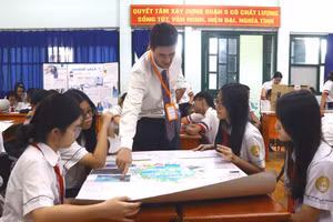 Học sinh Trường THCS Hồng Bàng (phường Chợ Lớn, TPHCM) tham gia ngày hội khoa học cùng với giáo viên giảng dạy chương trình tiếng Anh tích hợp.