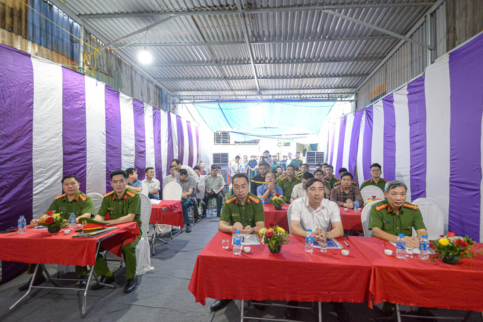 Tham dự có Thượng tá Phạm Đức Thắng - Phó Trưởng phòng PC07 - Công an Thành phố Hà Nội, ông Phạm Quang Tuấn - Phó Chủ tịch UBND huyện Quốc Oai, Thượng tá Nguyễn Văn Dũng - Phó trưởng Công an huyện Quốc Oai. dien-tap-pccc-huyen-quoc-oai-11.jpg