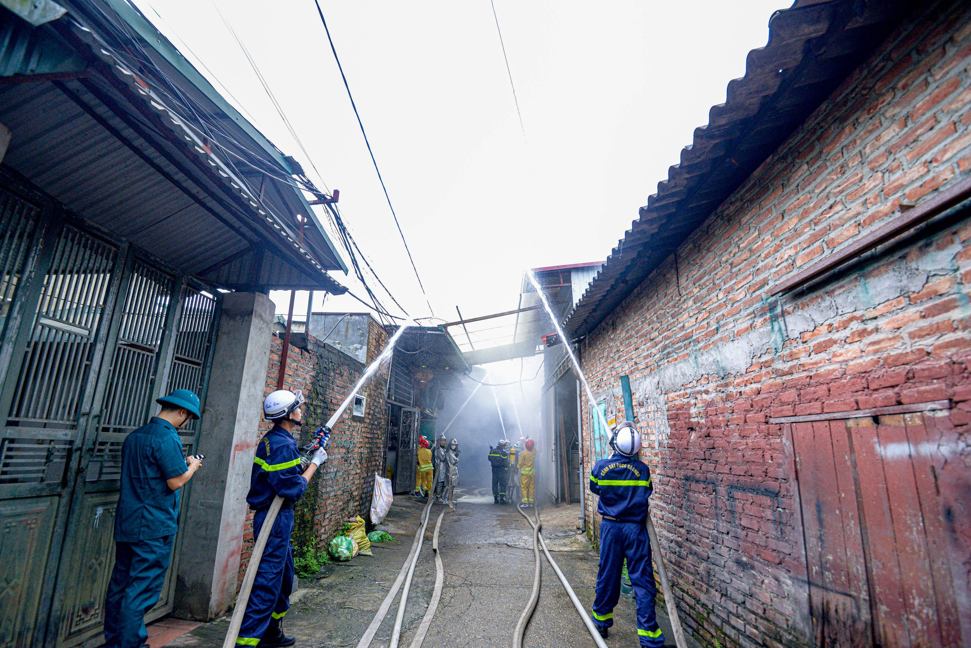Cuộc diễn tập là cơ sở quan trọng cho các sở, ban, ngành, địa phương, cơ sở trọng điểm có tính chất nguy hiểm cháy, nổ cao và đặc biệt là các khu dân cư tập trung trên địa bàn toàn tỉnh nghiên cứu, vận dụng để chủ động sẵn sàng ứng phó với các tình huống cháy, nổ lớn, phức tạp xảy ra. dien-tap-pccc-huyen-quoc-oai-65.jpg
