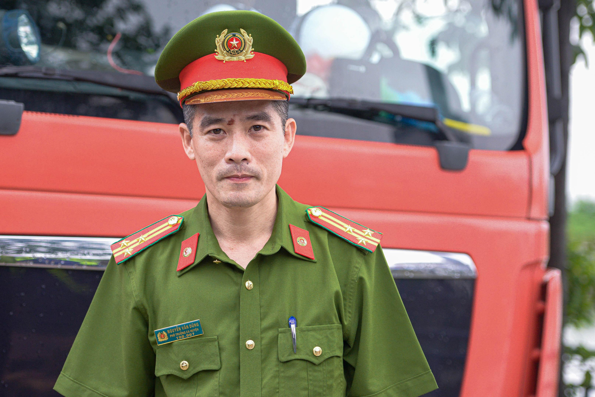 Thượng tá Nguyễn Văn Dũng - Phó trưởng Công an huyện Quốc Oai, Hà Nội cho biết: "Thông qua buổi diễn tập, chúng tôi cũng mong muốn làm sao vừa tuyên truyền huấn luyện để lực lượng tại chỗ gồm tổ liên gia, lực lượng PCCC cơ sở sau đó là lực lượng dân phòng của xã tham gia công tác chữa cháy ban đầu sao cho đảm bảo, hiệu quả nhất". dien-tap-pccc-huyen-quoc-oai-8.jpg