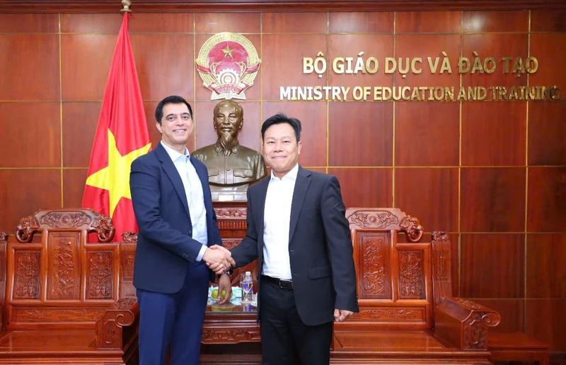 Giúp học sinh, sinh viên tiếp cận nền tảng học tập trực tuyến toàn cầu