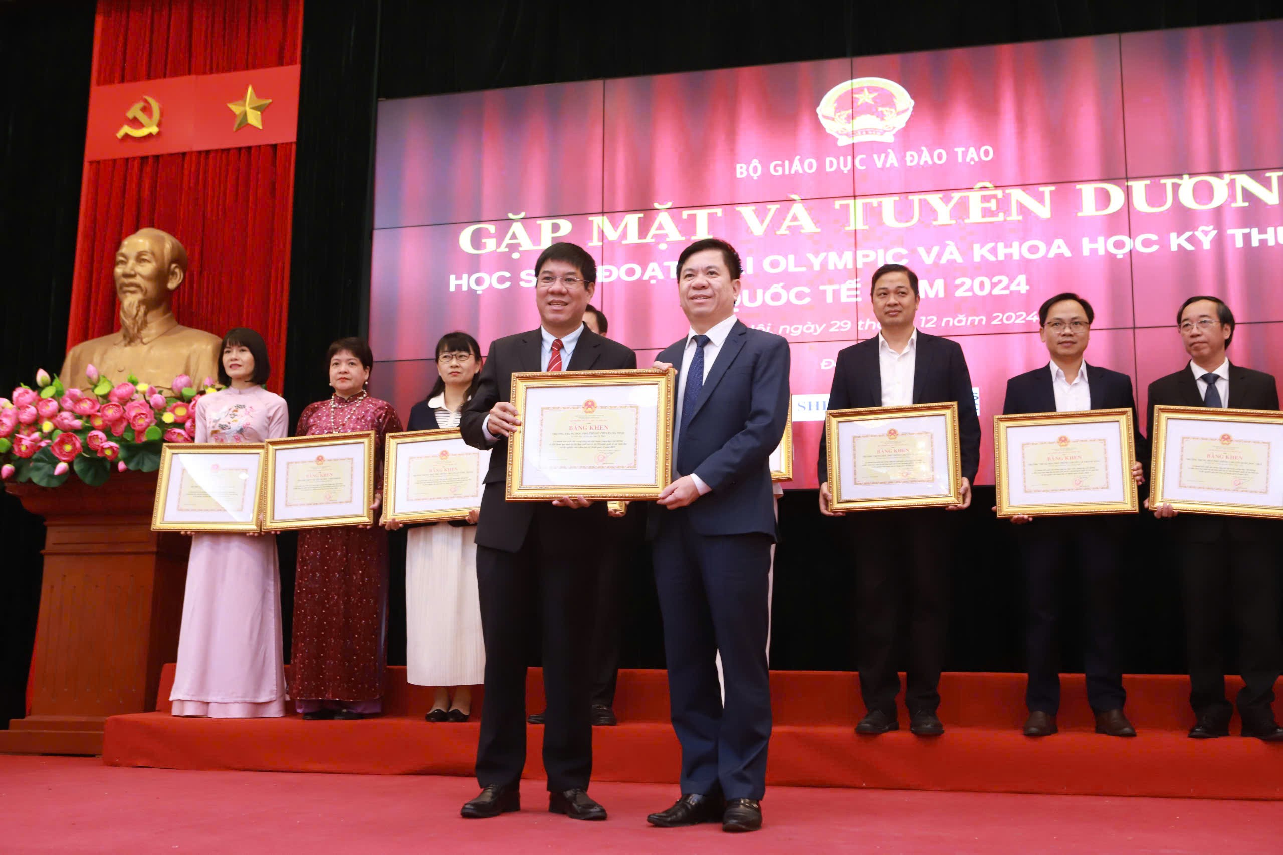 anh-chuong-trao.jpg