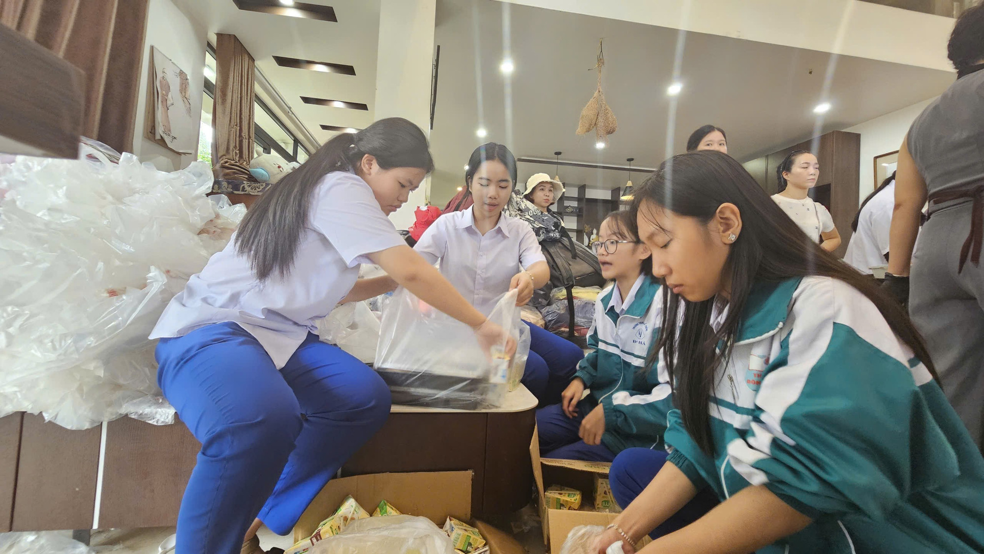 Sau khi tiếp nhận thông tin, nhóm học sinh Trường THPT Đông Hà, gồm các em Hồ Thị Yến Nhi, Nguyễn Hoài Phương, Lê Nguyễn Việt Trinh, Trương Thiên Bảo Linh, Hồ Thị Thanh Nhàn, Thái Quỳnh Như (lớp 10A1)... cũng chung tay chuẩn bị những suất cơm gửi đến người dân vùng lũ. 14b9106ecad747891ec6.jpg