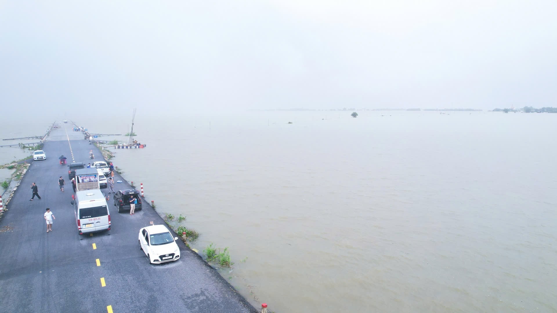 Trước tình hình mưa lũ, nhiều đoàn từ thiện nối đuôi nhau về các địa bàn xã Diên Sanh, Mỹ Thủy, Nam Hải Lăng để hỗ trợ bà con. 9337eb41c4f849a610e9.jpg