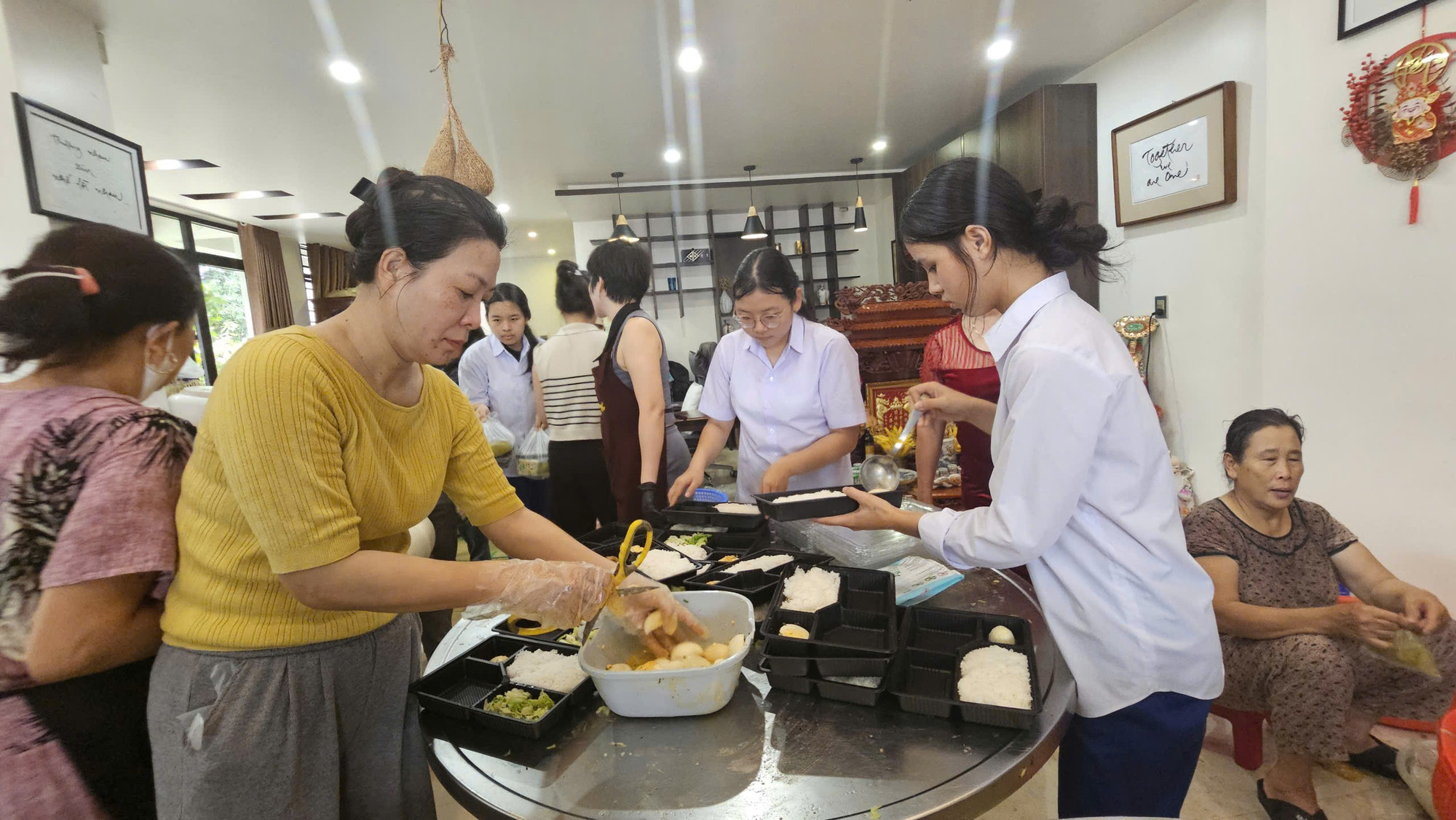 Tại Bếp cơm Bình An (phường Nam Đông Hà) do chị Bùi Thị Kim Phượng sáng lập, riêng 2 ngày qua đã phát 3.300 suất cơm tại bệnh viện, khu dân cư, ký túc xá sinh viên tại TP Huế. 472952a1881805465c09.jpg