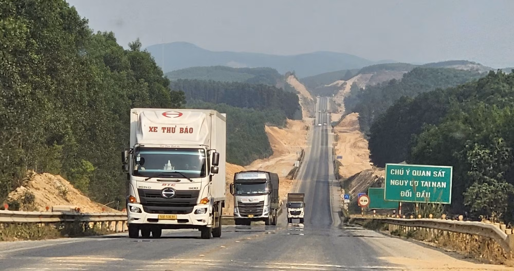 Dự án thi công mở rộng cao tốc Cam Lộ - La Sơn đang được triển khai đồng loạt trên toàn tuyến.