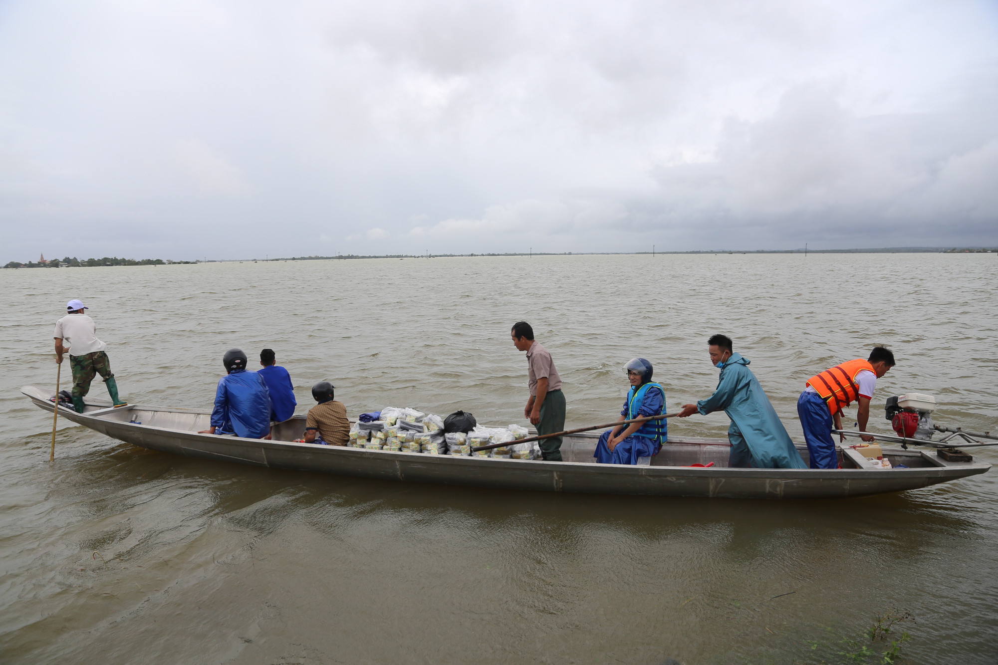 Theo ông Nguyễn Khỏe, người dân thôn Hội Điền (51 hộ), khu vực vẫn còn ngập sâu gần 1m, nhiều nhà mất điện, thiếu nước sạch, không thể nấu nướng. Nhờ các đoàn thiện nguyện hỗ trợ kịp thời, bà con có thêm cơm, nước uống và động lực vượt qua giai đoạn khó khăn này. vung-lu-6.jpg