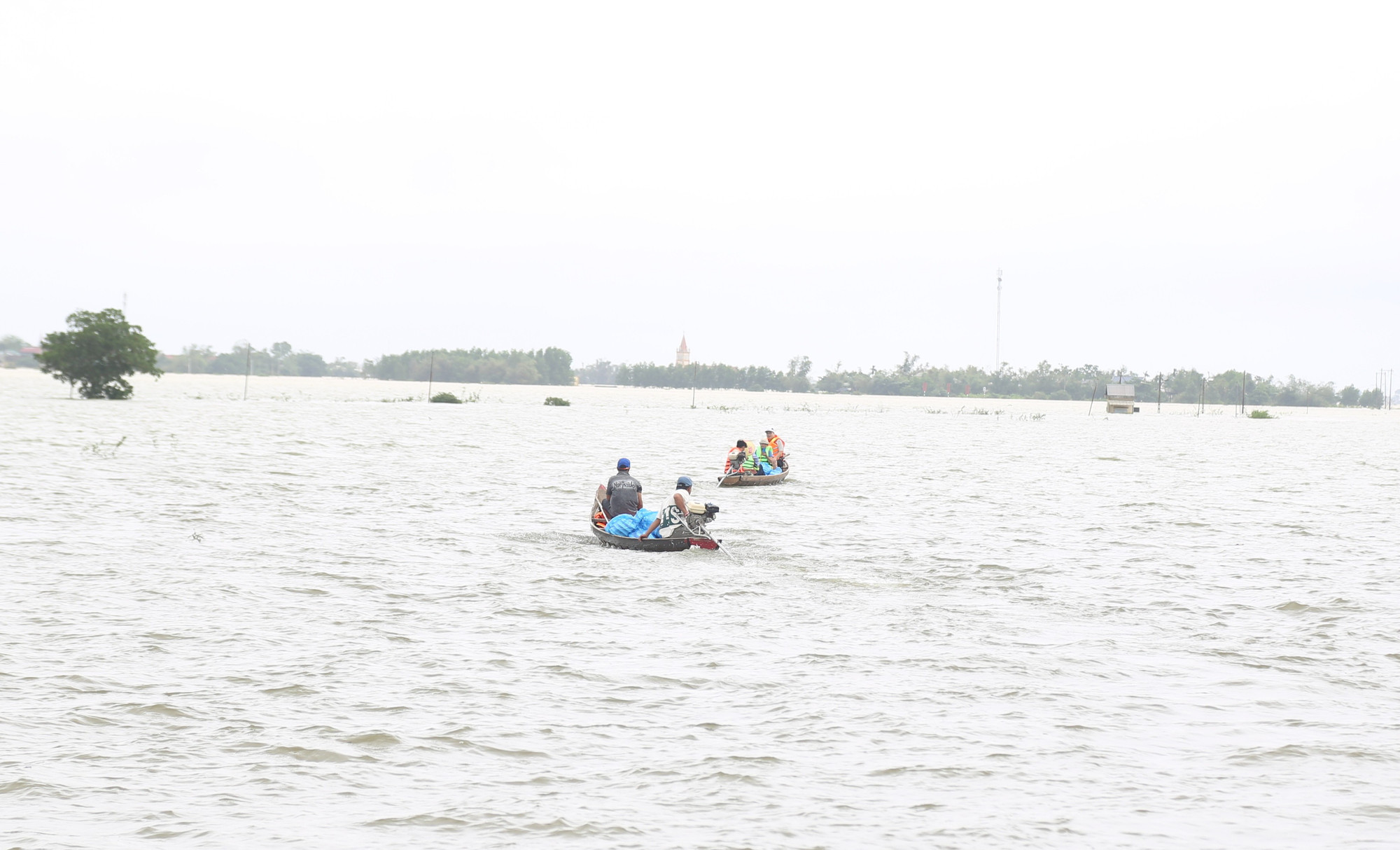 Tại Quảng Trị, thống kê có hơn 1.200 ngôi nhà dân nằm trong vùng bị ngập (xã Diên Sanh hơn 170 hộ, xã Nam Hải Lăng hơn 600hộ, xã Hải Lăng khoảng 40 hộ, xã Mỹ Thủy hơn 30 hộ...) vung-lu-1.jpg