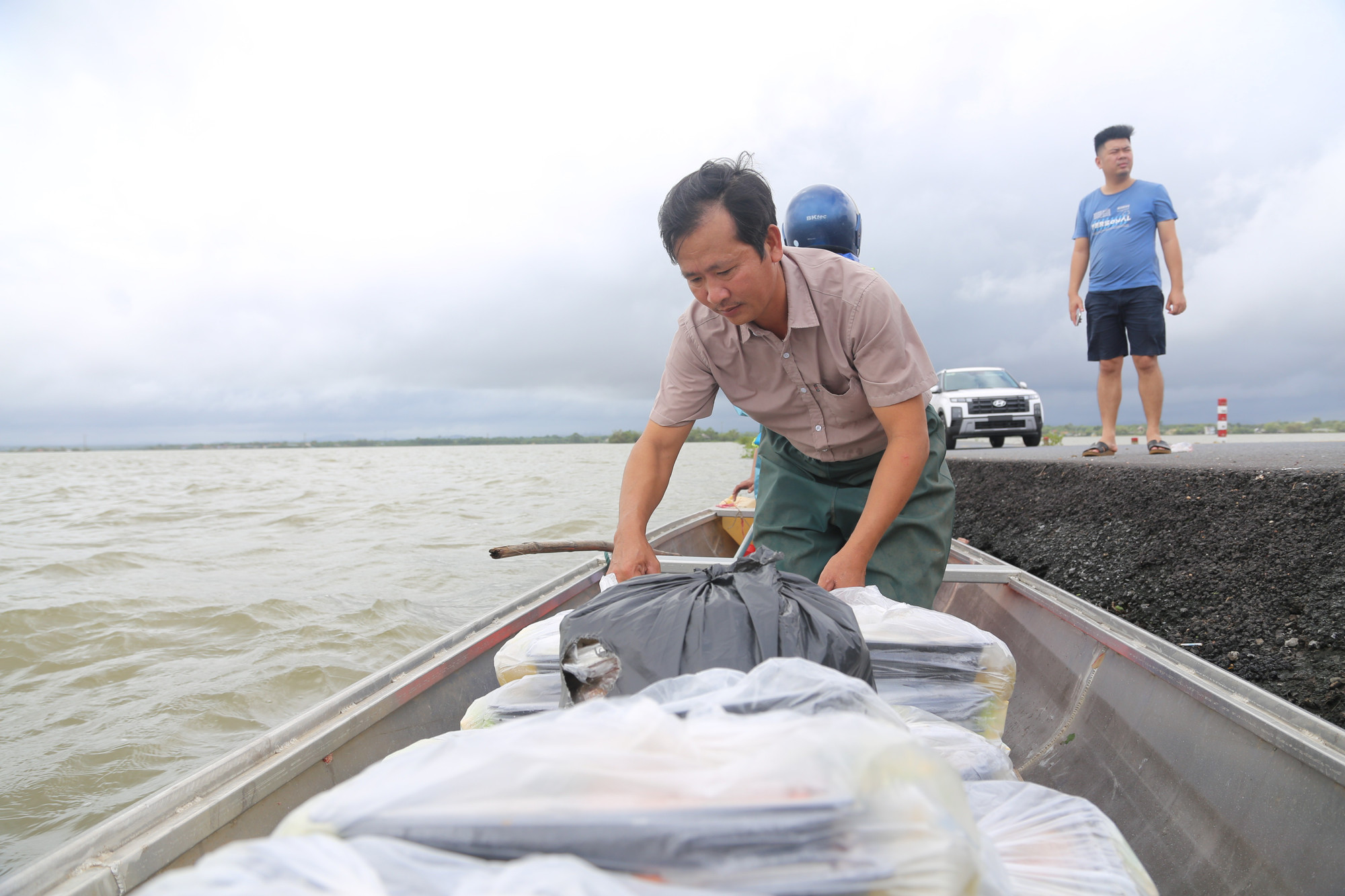 Ông Nguyễn Văn Thuận, Trưởng thôn Hội Điền (xã Nam Hải Lăng), hiện địa phương có 51 hộ dân bị ngập sâu; khoảng 120 hộ đang sống tại địa phương. Hàng ngày, nhờ các đoàn thiện nguyện hỗ trợ bà con cầm cự với mưa lũ. vung-lu-5.jpg