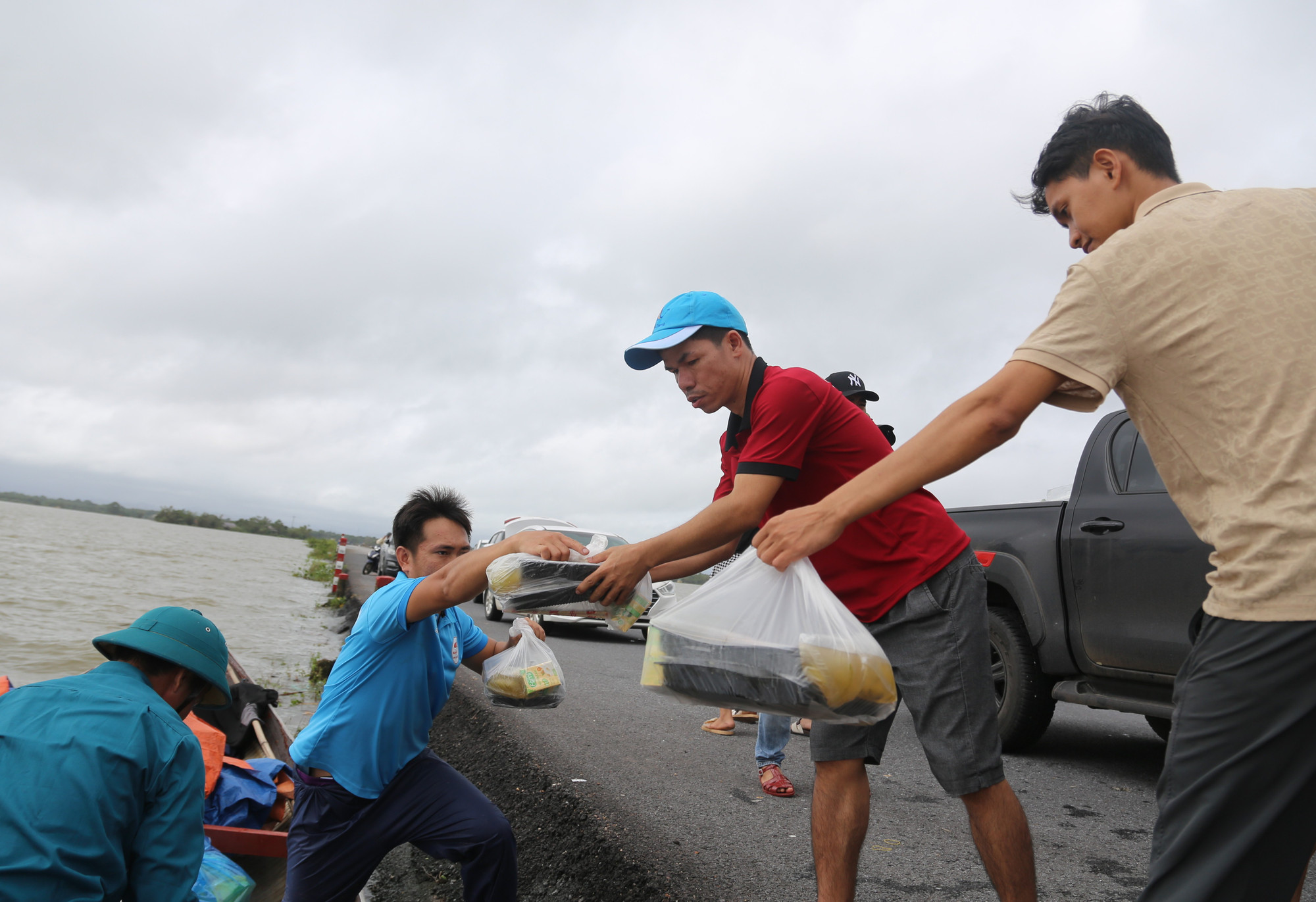 Cùng lúc, CLB Heo đất do anh Lê Quang Hoàng làm nhóm trưởng đã huy động gần 4.000 suất quà, gồm: Lương thực và nhu yếu phẩm thiết yếu, chuyển đến các địa bàn bị cô lập như xã Diên Sanh; vùng Cây Da, Trung Đơn, Hội Điền và An Thơ (xã Nam Hải Lăng). vung-lu-8.jpg