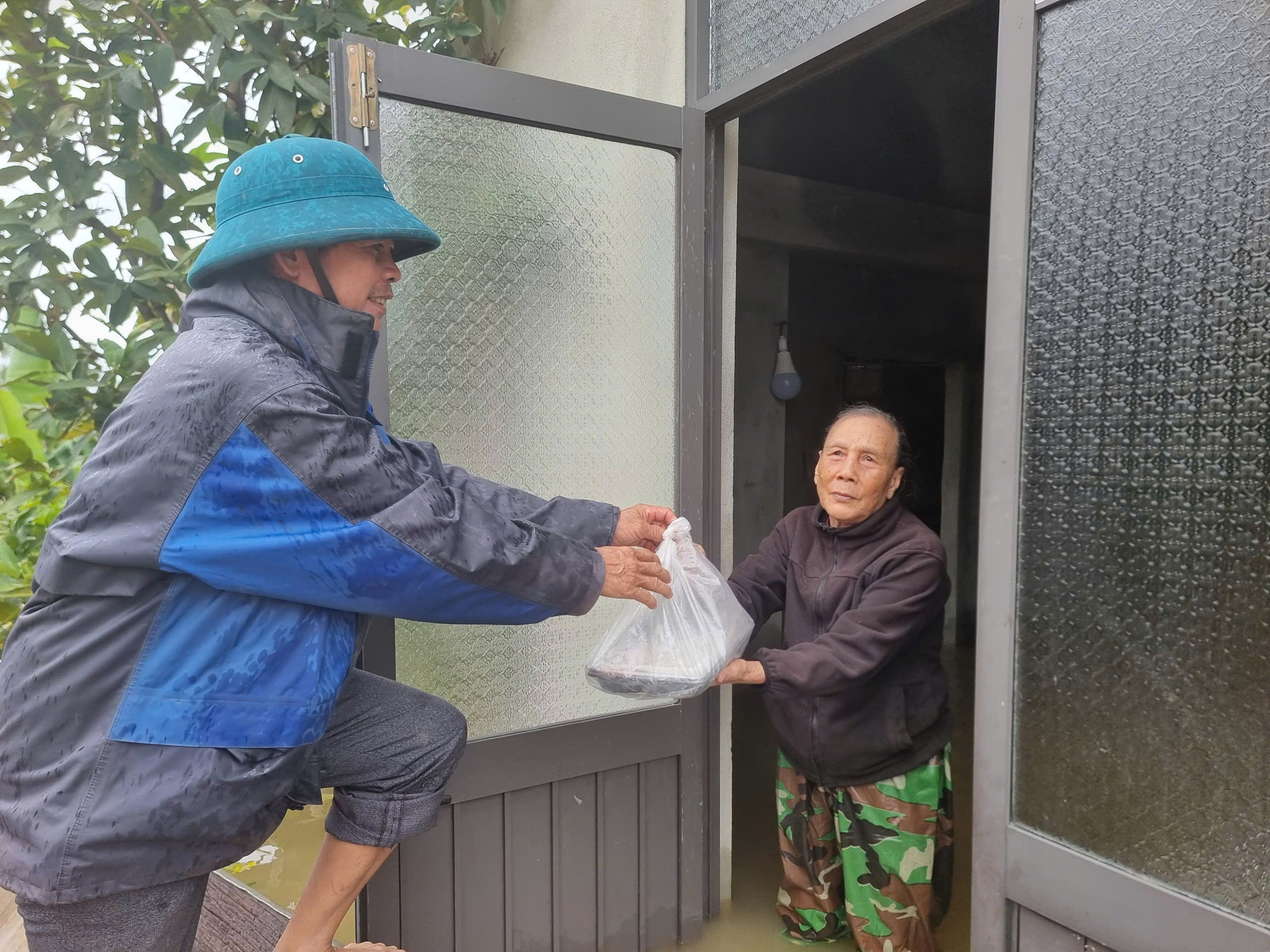 Suất cơm trao tận tay bà con vùng lũ Hải Lăng. 6dc9ee7ab6ca3b9462db.jpg