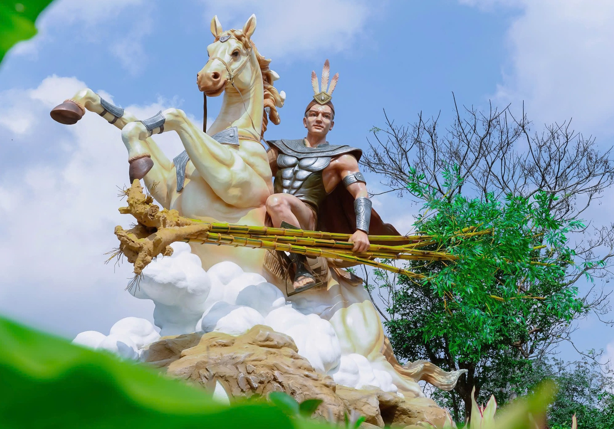 Để tạo điểm nhấn vào dịp Tết Nguyên đán, nhiều địa phương xây dựng các biểu tượng linh vật ngựa để người dân tham quan, chiêm ngưỡng.