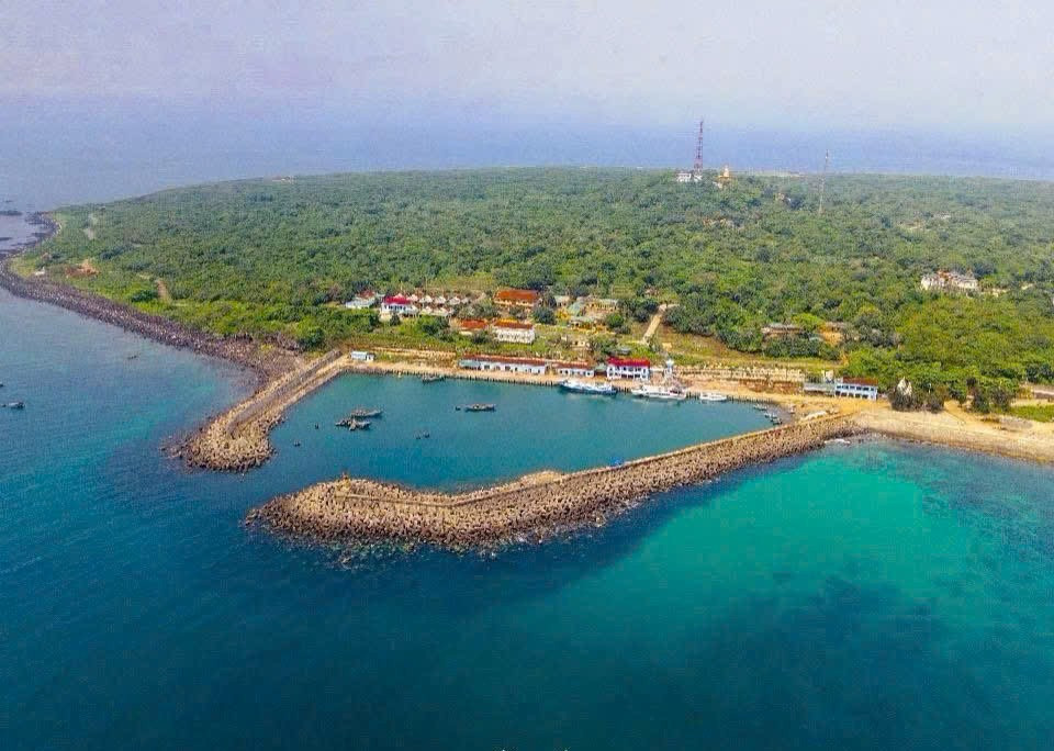 Đảo Cồn Cỏ nằm cách cảng Cửa Việt, huyện Gio Linh, tỉnh Quảng Trị, gần 30km, còn có tên gọi khác là Hòn Cỏ, Con Hổ, hay Hòn Mệ.