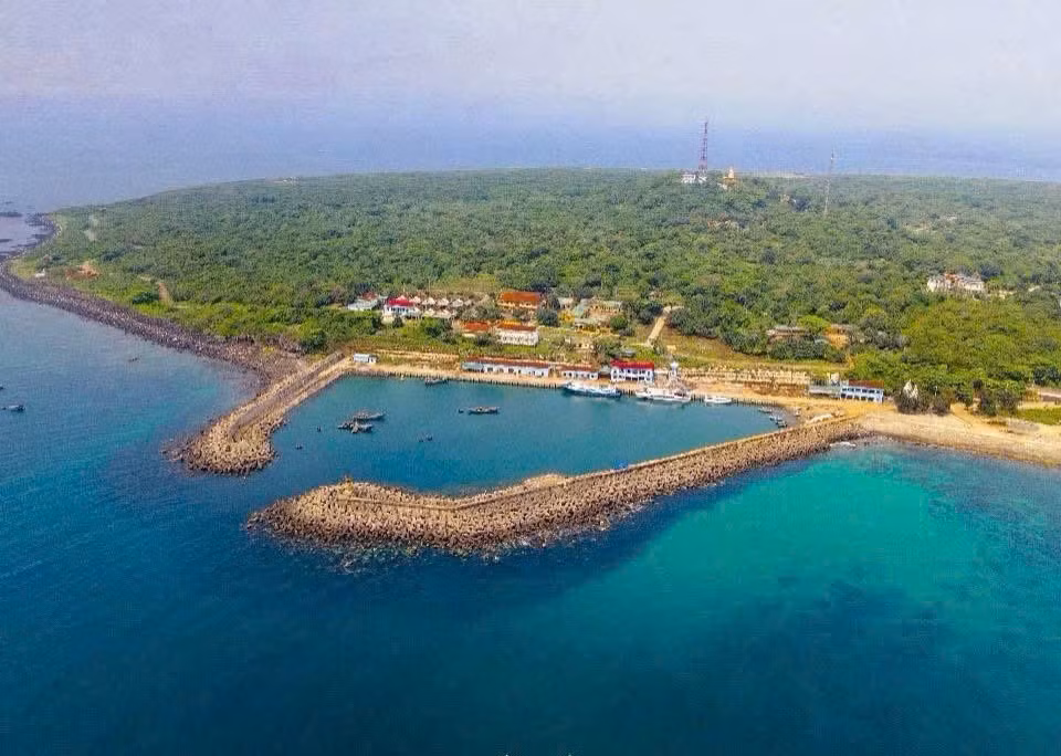 Đảo Cồn Cỏ nằm cách cảng Cửa Việt, huyện Gio Linh, tỉnh Quảng Trị, gần 30km, còn có tên gọi khác là Hòn Cỏ, Con Hổ, hay Hòn Mệ.