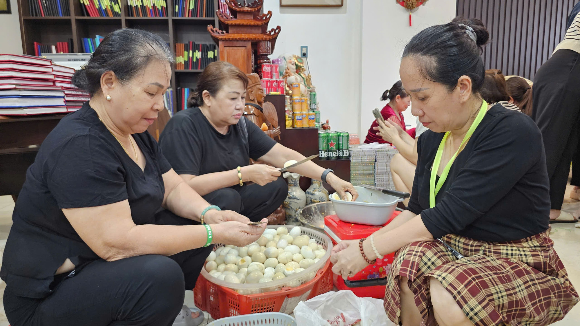 Nhưng tình người khắp nơi hướng về vùng lũ giúp "sưởi ấm" tâm hồn bà con nơi đây. 9cb12a87f73e7a60232f.jpg