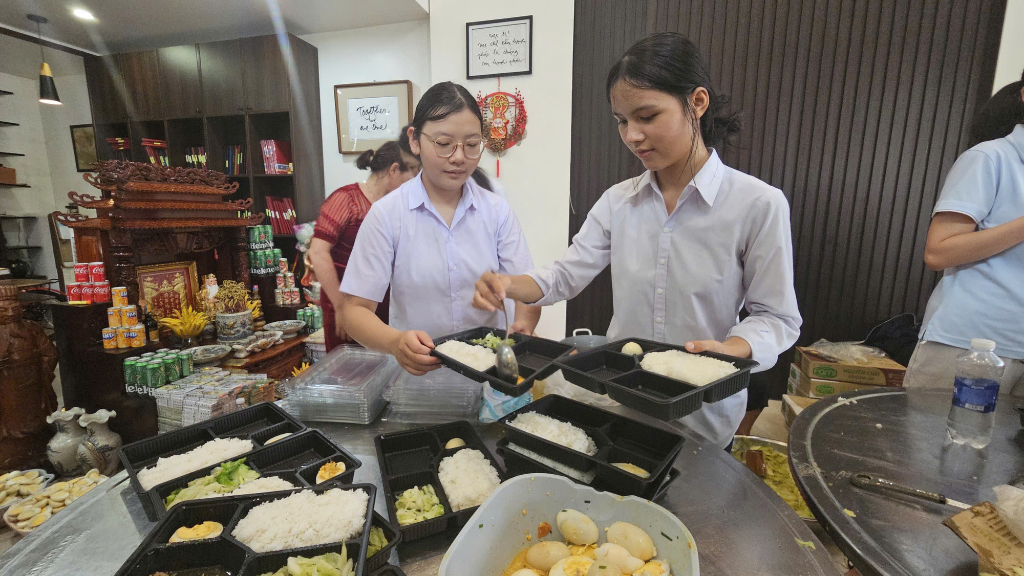 Các học sinh chia sẻ: "Thấu hiểu sự khó khăn của người dân vùng lũ nên tự nguyện đến góp sức hỗ trợ các cô, bác nấu cơm". eb8b002dda9457ca0e85.jpg