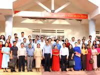 Đại diện các trường học, địa phương chụp hình lưu niệm cùng Đoàn công tác của Bộ GD&ĐT. (Ảnh: Thành Tâm)