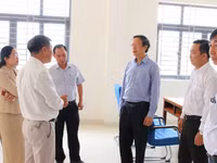 Thứ trưởng Phạm Ngọc Thưởng thăm Trường Tiểu học và THCS Buôn Đôn, Đắk Lắk. 