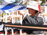 Một học viên tại Đắk Lắk thực hành dệt thổ cẩm truyền thống sau khi học lý thuyết. (Ảnh: TT)