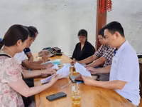 Giáo viên hợp đồng tại huyện Krông Năng cũ trao đổi với phóng viên Báo GD&TĐ. (Ảnh: TH)