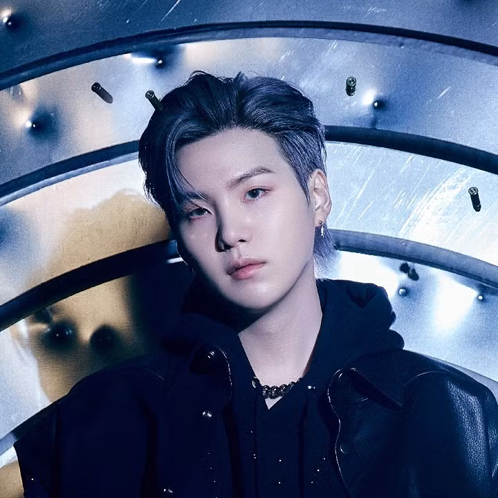 </strong> <strong> 7. Suga (BTS):</strong> Rapper chính của BTS, là nam thần tượng K-Pop được tìm kiếm nhiều thứ 7 trên Google tại Hàn Quốc vào năm 2023.<br/> <strong> Nam thần tượng K-pop nào được tìm kiếm nhiều nhất Google năm 2023?