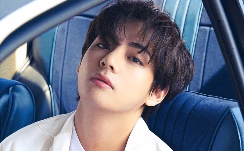 <strong> 2. V (BTS):</strong> Vũ công chính, ca sĩ phụ và hình ảnh của BTS là nam thần tượng K-Pop được tìm kiếm nhiều thứ 2 trên Google tại Hàn Quốc vào năm 2023.<br/> <strong> Nam thần tượng K-pop nào được tìm kiếm nhiều nhất Google năm 2023?