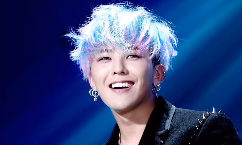 <strong> 5. G-Dragon (BIGBANG):</strong> Trưởng nhóm, rapper chính, ca sĩ chính và gương mặt đại diện của nhóm BIGBANG đã được tìm kiếm nhiều thứ 5 trên Google tại Hàn Quốc vào năm 2023. Nam thần tượng K-pop nào được tìm kiếm nhiều nhất Google năm 2023?