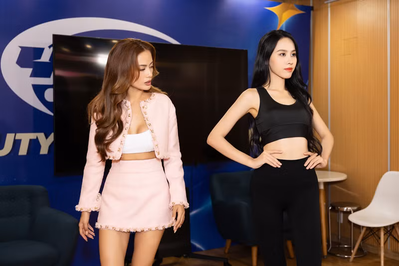 Đặc biệt, siêu mẫu Như Vân còn khuyên Ngọc Hằng nên thể hiện tính cách "đàn ông" hơn, kiềm chế tính cách "bánh bèo" lại để trở nên bùng nổ và tỏa sáng hơn trong cuộc thi. Hậu trường rèn kỹ năng của Á hậu Ngọc Hằng trước thềm Miss Intercontinental 2023