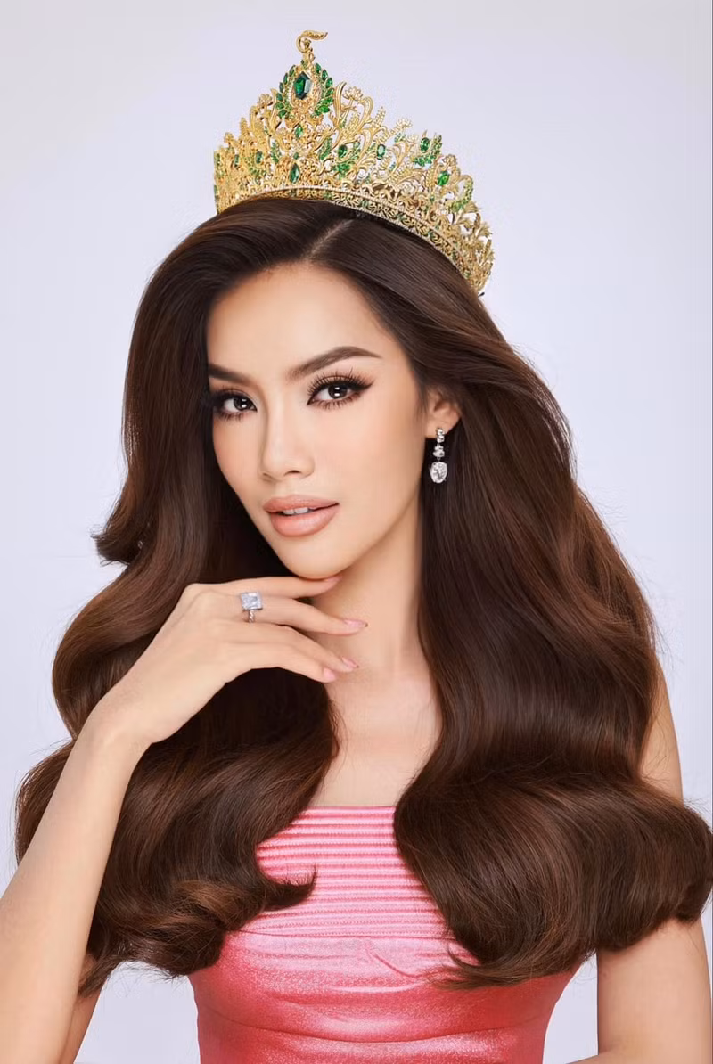 Đại diện của Việt Nam là Lê Hoàng Phương cũng đã sớm khởi hành từ sân bay Tân Sơn Nhất (TP HCM) để đến với Hà Nội trong sáng ngày 3/10. Nhan sắc cực đỉnh của dàn thí sinh Miss Grand International đến Việt Nam