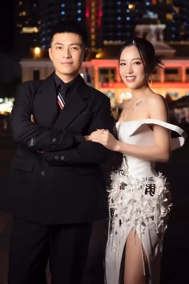 Ngay lập tức, thông báo của Gin Tuấn Kiệt và Puka đã “gây bão” cõi mạng, đặc biệt rất đông bạn bè, đồng nghiệp đã hòa chung niềm vui đồng thời gửi lời chúc mừng đến cặp đôi. Gin Tuấn Kiệt đăng tải dòng trạng thái, dàn sao Việt đua nhau chúc mừng