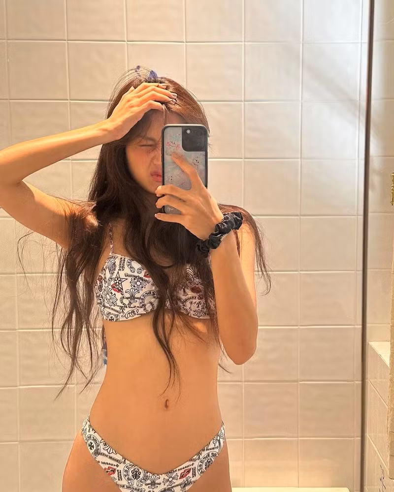 Bức ảnh selfie trước gương trong phòng tắm này chính là nơi cô để phô diễn hình thể chuẩn đét, khiến người hâm mộ phát cuồng. Fan 'nín thở' trước loạt ảnh bikini cực 'cháy' của BLACKPINK