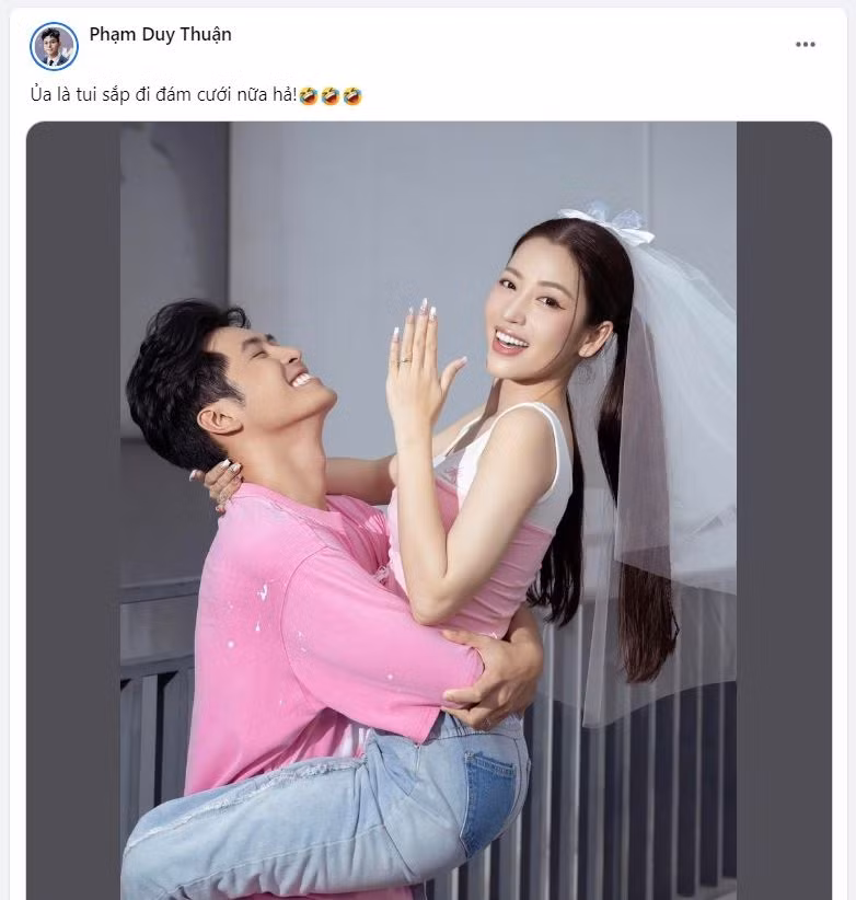 Ca sĩ Jun Phạm (nhóm nhạc 365), cố tình tỏ ra ngạc nhiên sau thông tin này. Anh viết: "Ủa là tui sắp đi đám cưới nữa hả". Gin Tuấn Kiệt đăng tải dòng trạng thái, dàn sao Việt đua nhau chúc mừng