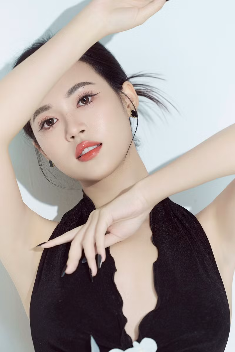 Bước sang tuổi 21, với nhan sắc ngày càng thăng hạng, Á hậu Thuỳ Linh được đông đảo fan hâm mộ sắc đẹp kỳ vọng sẽ phát triển hơn trong tương lai qua các hoạt động nghệ thuật. Á hậu Trịnh Thùy Linh khoe nhan sắc trong veo, cực ngọt đón tuổi 21