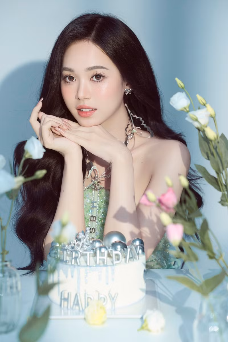 Nàng hậu cùng ekip thực hiện bộ ảnh với sự biến hoá đa dạng ở hai layout khác nhau. Á hậu Trịnh Thùy Linh khoe nhan sắc trong veo, cực ngọt đón tuổi 21