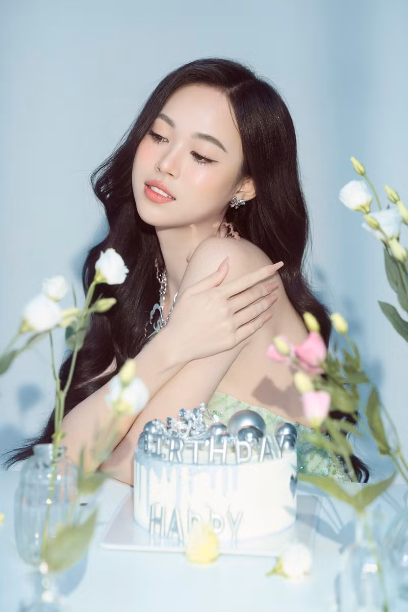 Trong bộ ảnh mới, nhan sắc Á hậu Trịnh Thuỳ Linh cực ngọt ngào 'đốn tim' cộng đồng sắc đẹp. Á hậu Trịnh Thùy Linh khoe nhan sắc trong veo, cực ngọt đón tuổi 21
