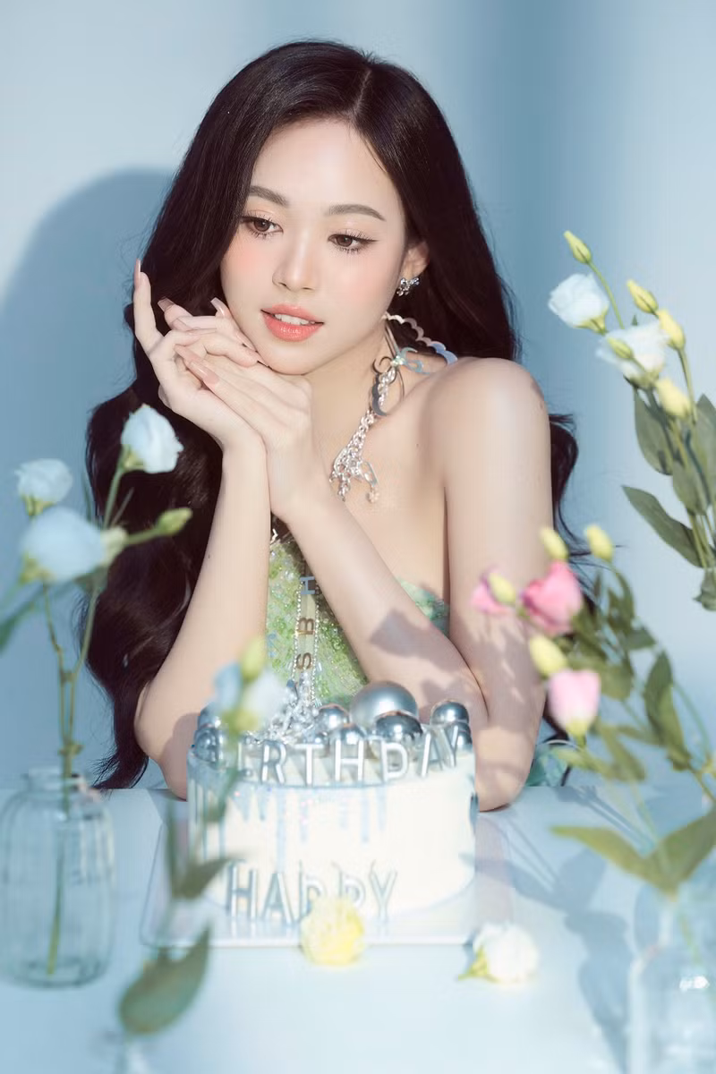 Bộ trang phục tông màu xanh pastel cùng thiết kế đơn giản kết hợp cùng hoa tập trung hoàn toàn vào thần thái và sắc vóc thăng hạng ở tuổi 21 của nàng hậu GenZ. Á hậu Trịnh Thùy Linh khoe nhan sắc trong veo, cực ngọt đón tuổi 21