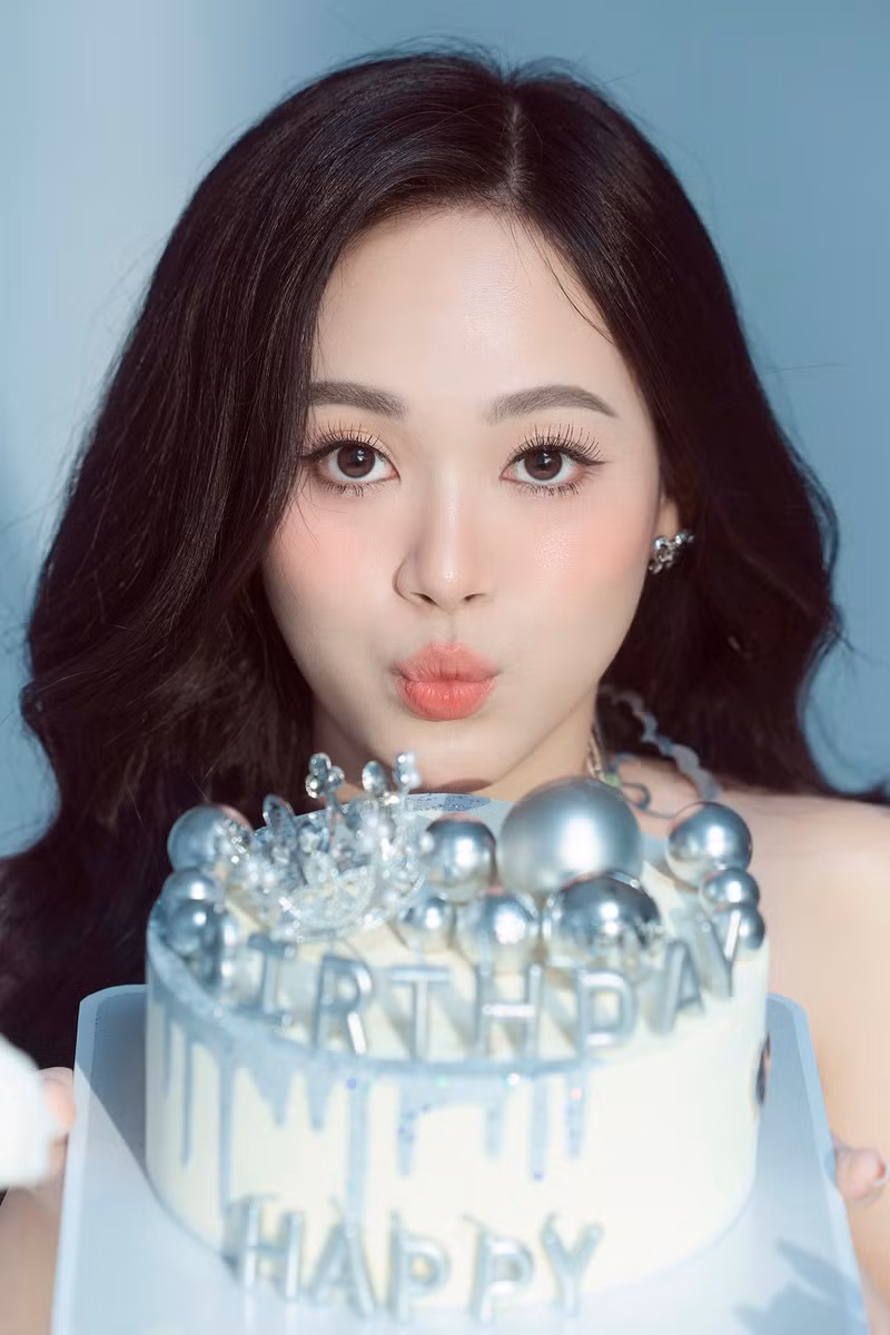 Với điểm nhấn ở đôi mắt to tròn, Trịnh Thùy Linh lựa chọn lối trang điểm nhẹ nhàng, long lanh nhưng không kém phần sang trọng. Á hậu Trịnh Thùy Linh khoe nhan sắc trong veo, cực ngọt đón tuổi 21