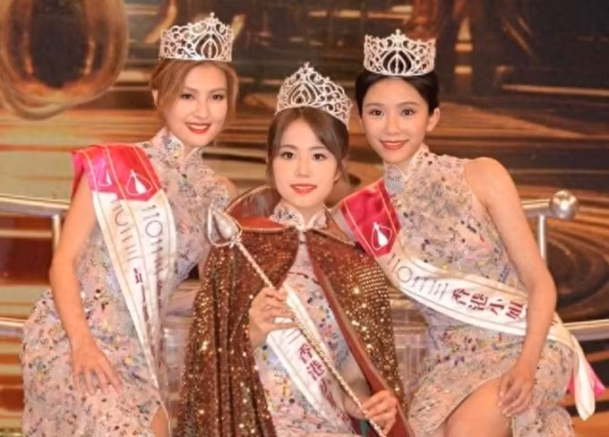 Theo HK01, cha mẹ Vương Di Nhiên bị cho là lừa đảo lương nhân viên, lừa gạt học phí của học viên với số tiền lên tới 10 triệu NDT (1,3 triệu USD) tại Trung Quốc đại lục. Á hậu khóc nức nở khi bị yêu cầu tước danh hiệu sau 3 ngày đăng quang